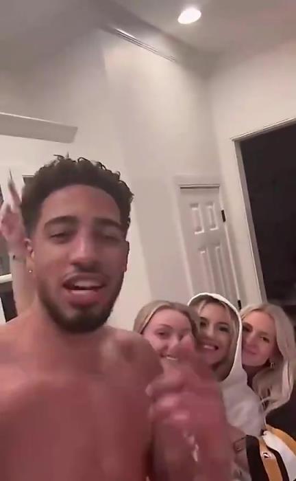 今日怒砍历史级三双！哈利此前光着膀子与三位金发美女同框